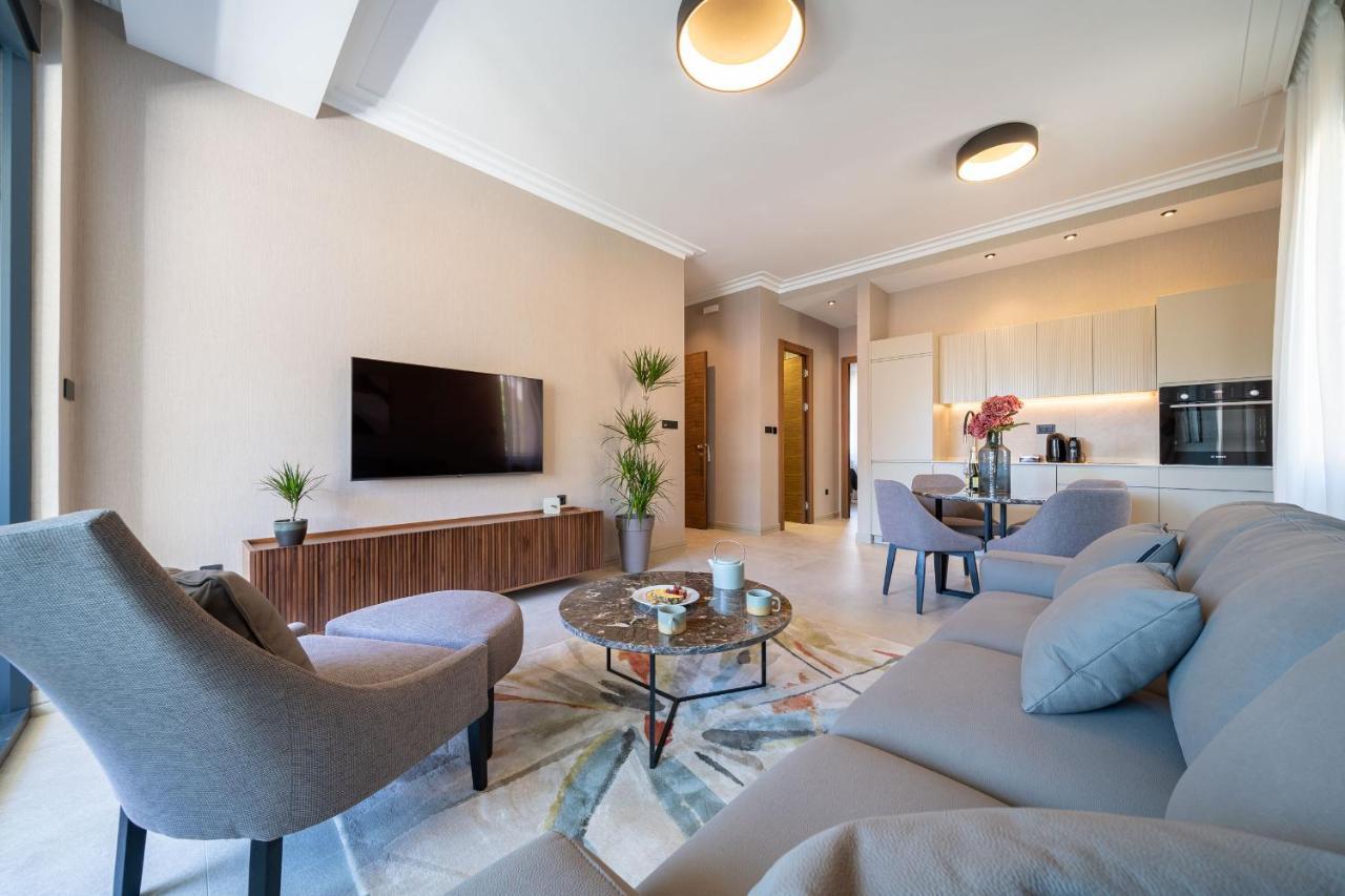C Group Apartments コトル エクステリア 写真