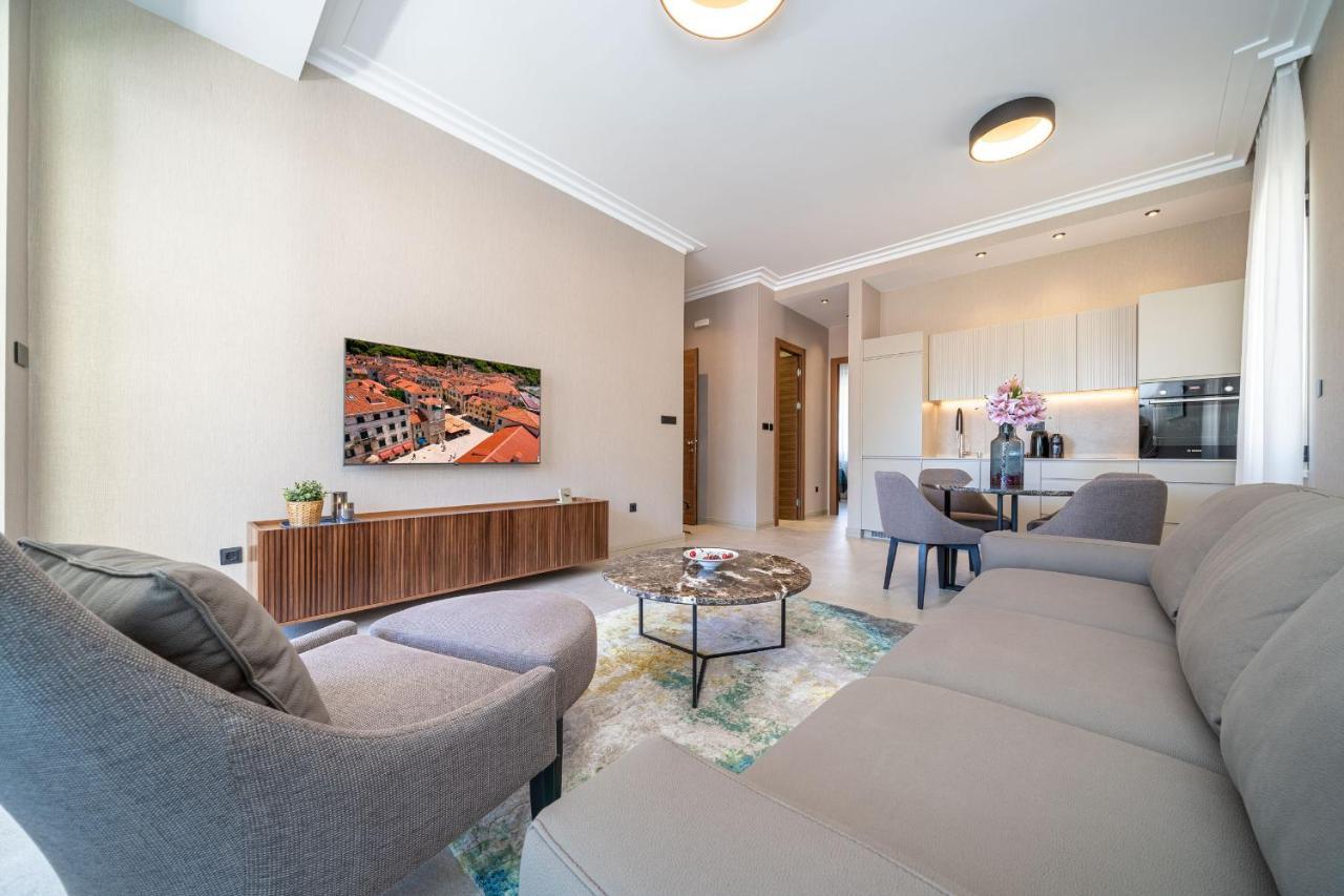 C Group Apartments コトル エクステリア 写真